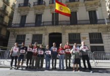 Fotografia-denuncia davant la Jefatura Superior de Policía de Barcelona per part de la Plataforma 3 d'octubre