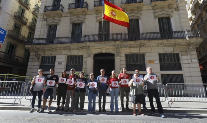 Fotografia-denuncia davant la Jefatura Superior de Policía de Barcelona per part de la Plataforma 3 d'octubre