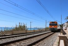 Tren fent un servei de la línia R1 | Rodalies de Catalunya