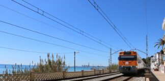 Tren fent un servei de la línia R1 | Rodalies de Catalunya