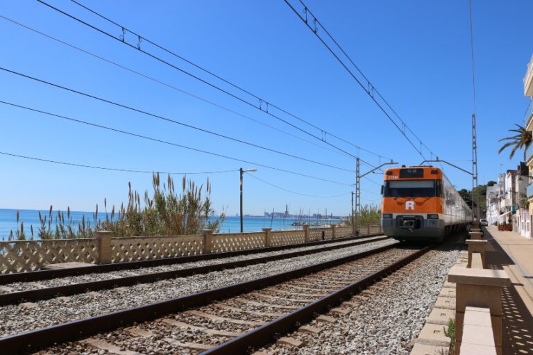 Tren fent un servei de la línia R1 | Rodalies de Catalunya