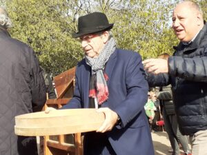 Joan Pera amb un garbell perseguit per l'alcalde de les Franqueses | Josep M. Boixareu