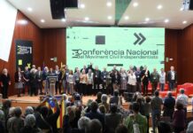 Moment final de l'acte de cloenda de la Conferència Nacional del Moviment Civil Independentista