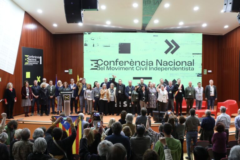 Moment final de l'acte de cloenda de la Conferència Nacional del Moviment Civil Independentista
