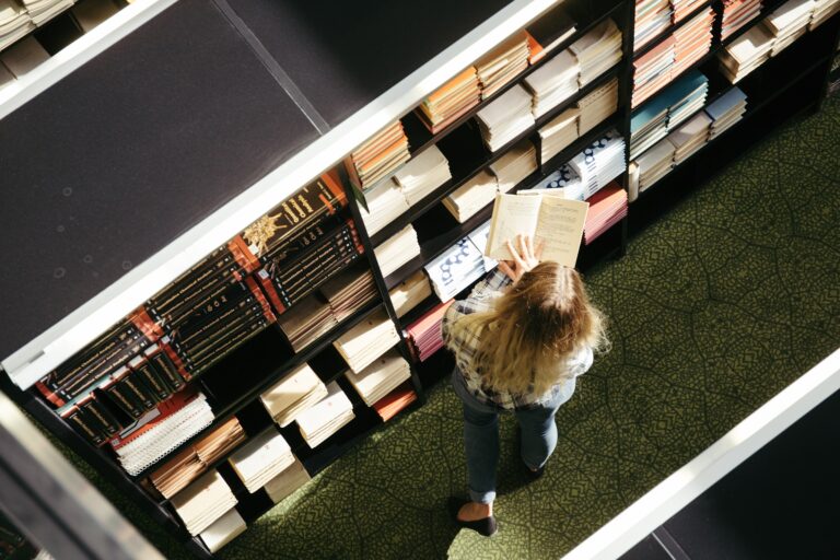 El Departament de Recerca i Universitats fomenta l’aprenentatge del català en origen per als estudiants internacionals