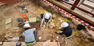 Treballs d’excavació en el nivell IIIb de la Cova de les Teixoneres de Moià on han aparegut les restes humanes neandertals