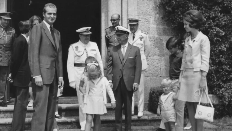 Franco amb en Joan Carles I a Meirás. Font: El Español