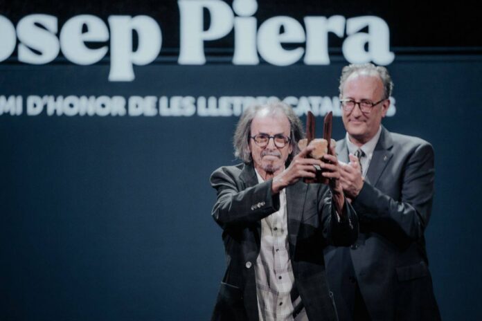 Josep Piera rebent el guardó