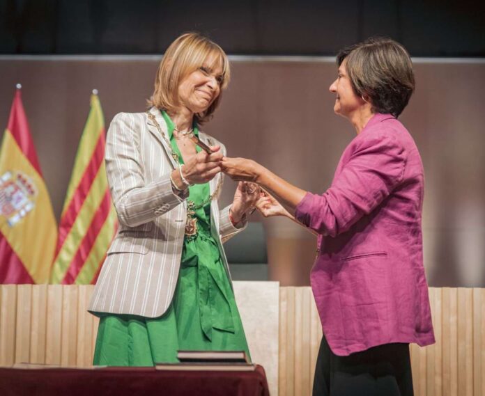 Lluïsa Moret, alcaldessa de Sant Boi de Llobregat, recollint la vara de presidenta de la Diputació de Barcelona | Foto: Diputació de Barcelona