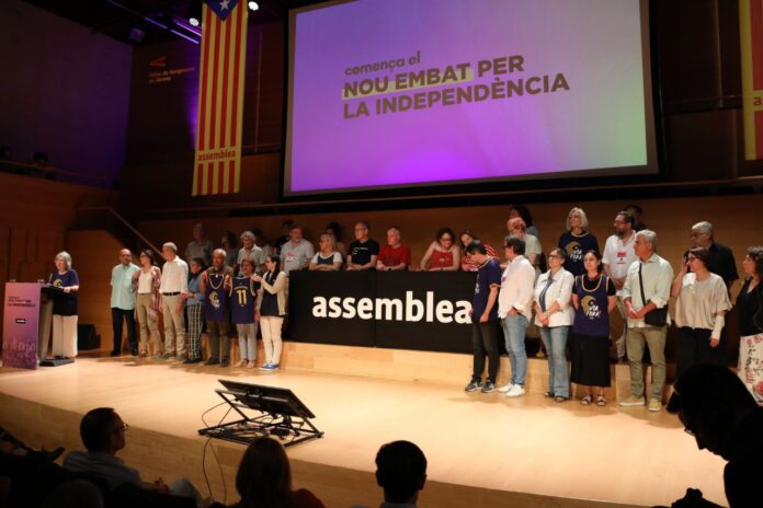 Membres del secretariat nacional de l'Assemblea dalt l'escenari en l'acte de cloenda de la darrera assemblea general | Assemblea Nacional Catalana