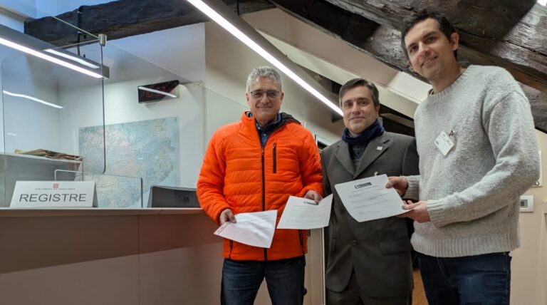 Membres del grup promotor registrant la ILP al Parlament