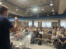 La doble xarxa vol sacsejar el model d’escola catalana: «Ens hi juguem la transmissió de la llengua»